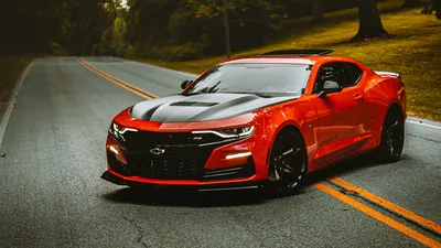 Обои на рабочий стол chevrolet camaro ss на фоне города - обои на телефон