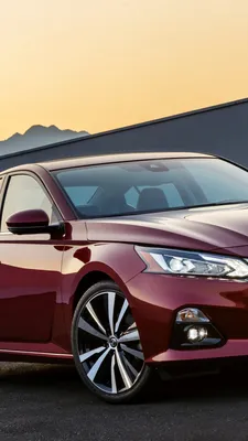 Белая toyota camry стоит по середине дороги - обои на телефон