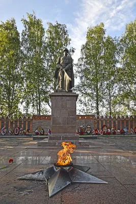 Вечные огни - не только дань памяти погибшим, но и символ отношения к  прошлому