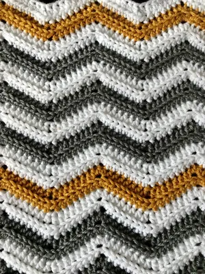 An awesome crochet wallpaper/background for your phone! Chevron grey,  white, and a dab of gold give all the yarny feels. | Crochet, Crochet  patterns, Crochet bag