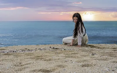 https://pixel-shot.com/ru/showcase/i-8349739-0/beautiful-young-woman-on-sea-beach